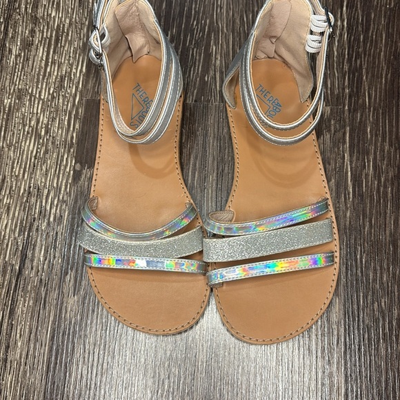Girls size 2 gladiator style sandals with sparkle and shiny detail - Picture 2 of 6